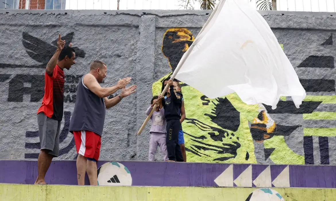 Governos do RJ e federal discutem formas de reduzir entrada de armas