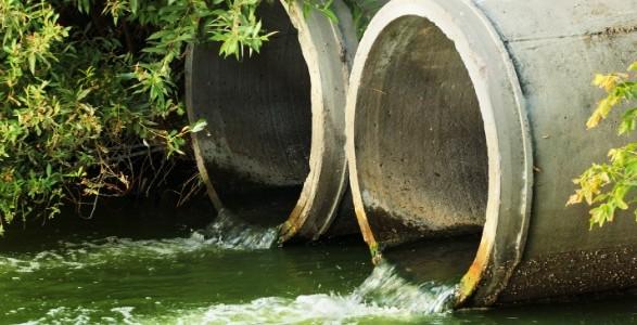 Justiça determina suspensão do lançamento de esgoto da Cesan no Rio Benevente, em Anchieta, no ES