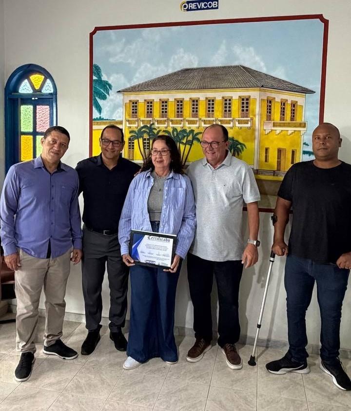 PREVICOB, de Conceição da Barra, no ES, homenageia aposentados com certificado de reconhecimento