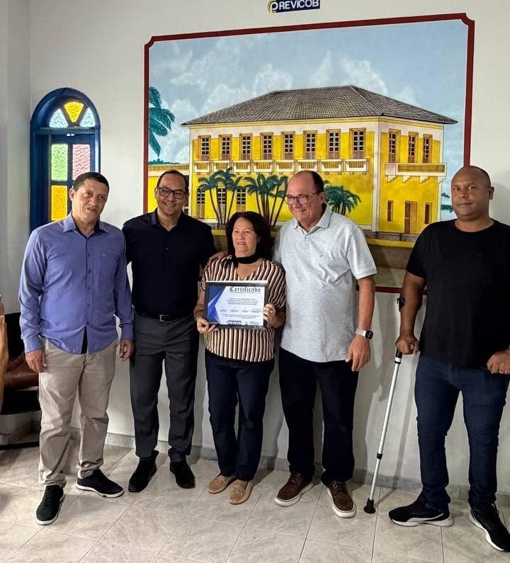 PREVICOB, de Conceição da Barra, no ES, homenageia aposentados com certificado de reconhecimento
