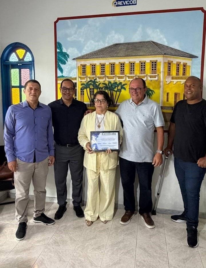PREVICOB, de Conceição da Barra, no ES, homenageia aposentados com certificado de reconhecimento
