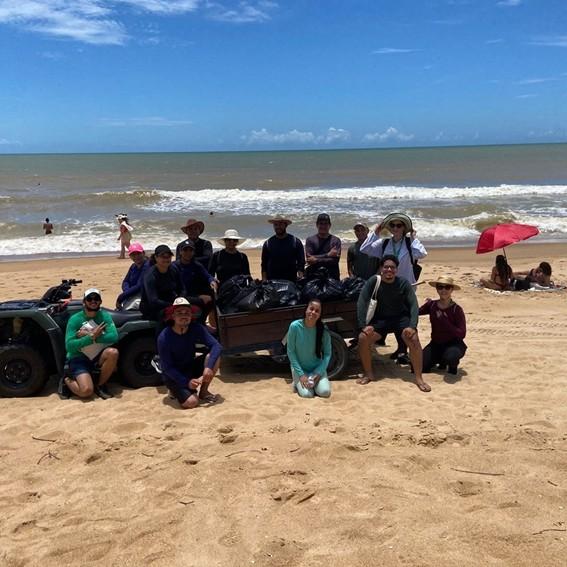 Mutirão recolhe cerca de 20 sacos de resíduos na praia de Itaúnas, em Conceição da Barra, ES