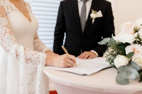 Mulheres deixam de adotar sobrenome dos maridos no casamento no Espírito Santo