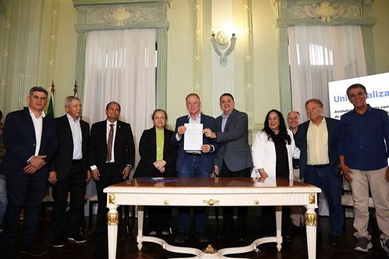 Governador do Espírito Santo assina contrato com o BNDES para estruturação do Projeto Universaliza.ES