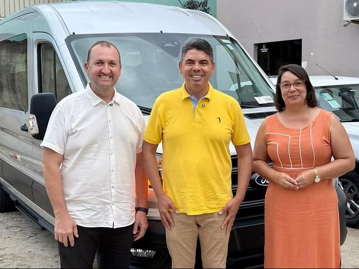Deputado Messias Donato entrega van para transporte de pacientes e anuncia R$ 1,5 milhão e meio para atenção básica em Sooretama, no ES