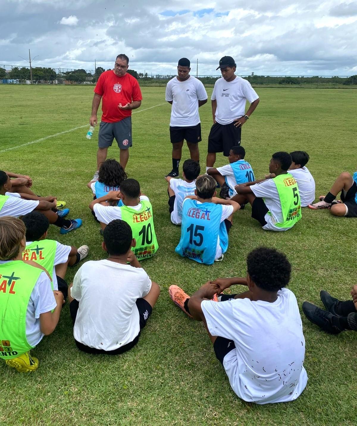 Avaliação oficial do América, do Rio, reúne jovens atletas em Braço do Rio,  em Conceição da Barra, ES