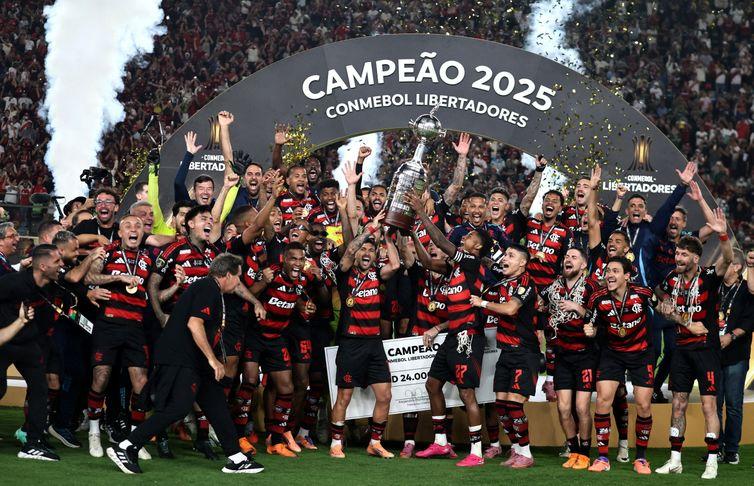 Famílias se juntam à multidão para festejar título do Flamengo no RJ