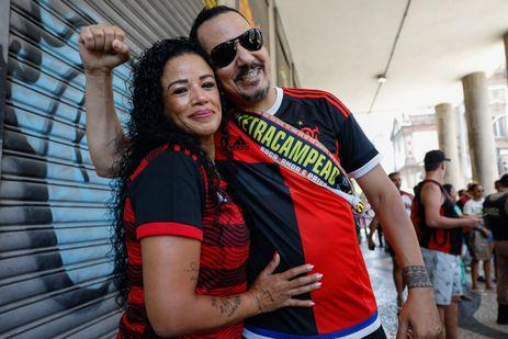 Famílias se juntam à multidão para festejar título do Flamengo no RJ
