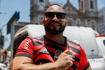 Famílias se juntam à multidão para festejar título do Flamengo no RJ