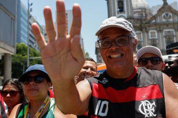 Famílias se juntam à multidão para festejar título do Flamengo no RJ