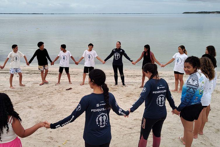 Projeto no Rio forma guardiões de cavalos-marinhos de 12 a 14 anos