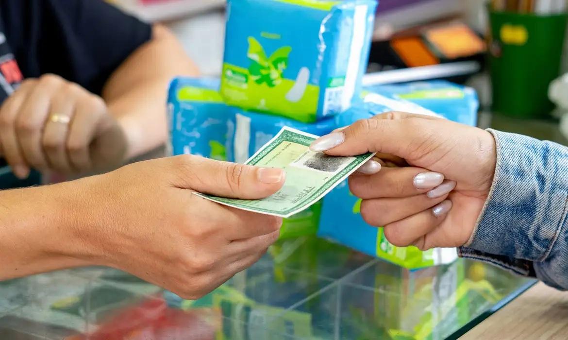 Beneficiárias recebem mensagens sobre retirada de absorventes no SUS