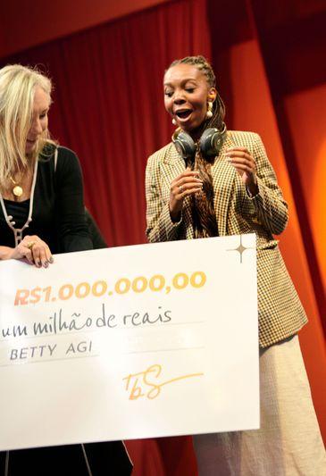 Ativista que quer “calçar o mundo” já distribuiu 60 mil chinelos