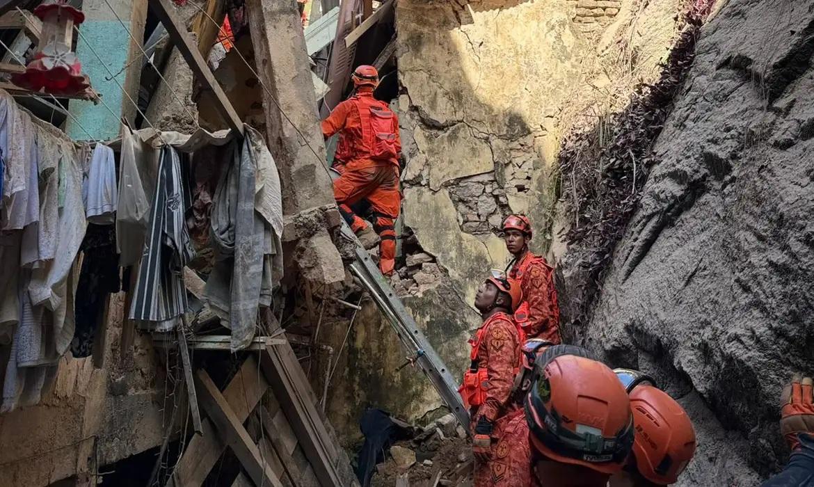 Bombeiros resgatam 17 pessoas de casarão que desabou nesta madrugada no Rio
