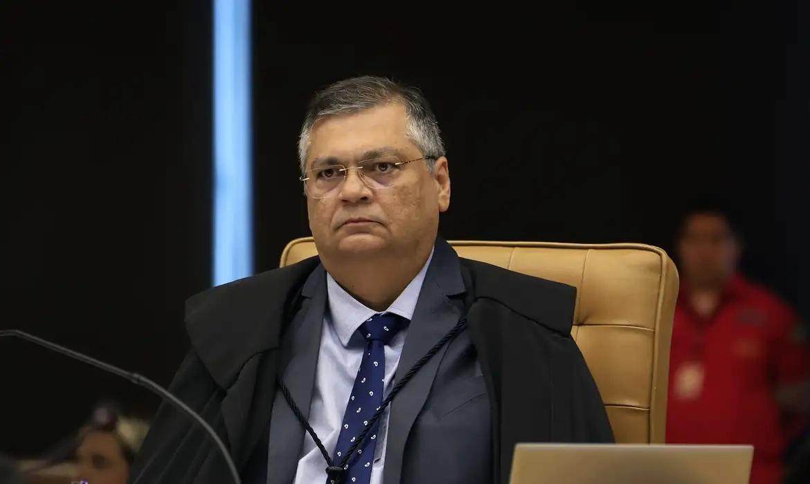 Ministro Flávio Dino manda divulgar CPF de quem ganha salário via emendas para saúde