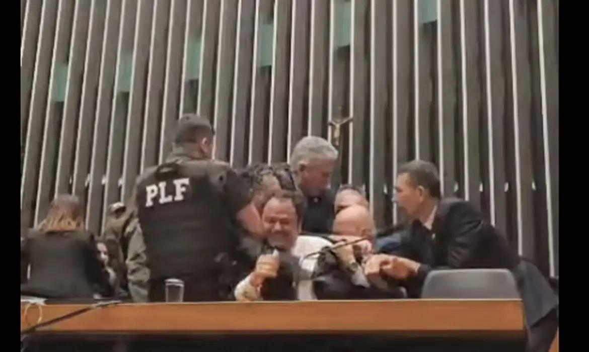 Deputado federal Glauber Braga é retirado à força após ocupar mesa da Câmara