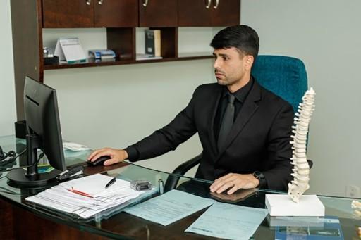 Entenda por que mulheres sofrem mais quedas e como a musculação pode virar o jogo