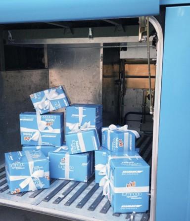 Águia Branca Encomendas leva Papai Noel e presentes para crianças de instituição social em Cariacica, ES