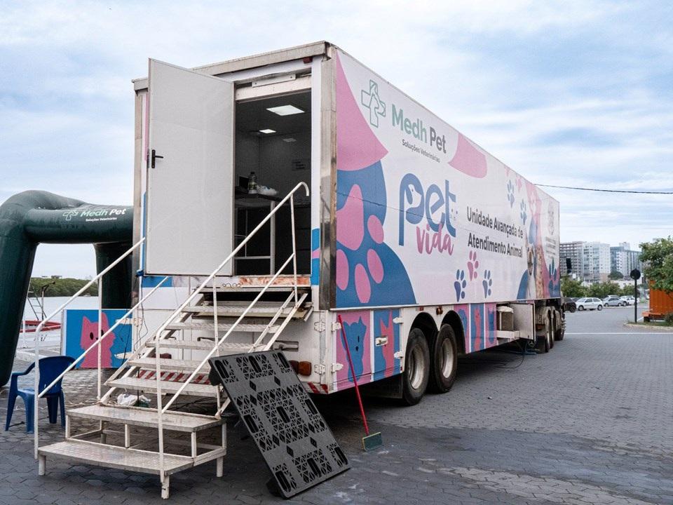Carreta Pet Vida oferece vacinação e castração gratuitas para cães em Conceição da Barra, ES