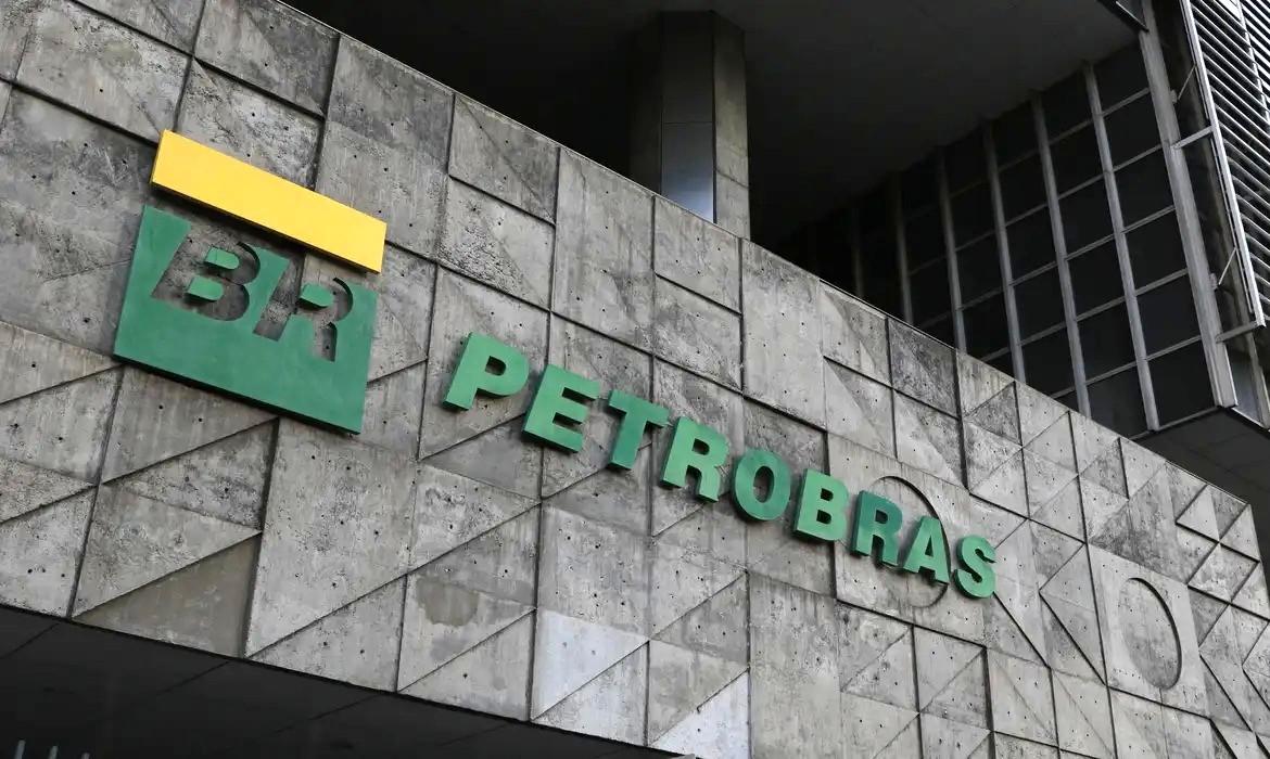 Funcionários da Petrobras entram em greve por tempo indeterminado