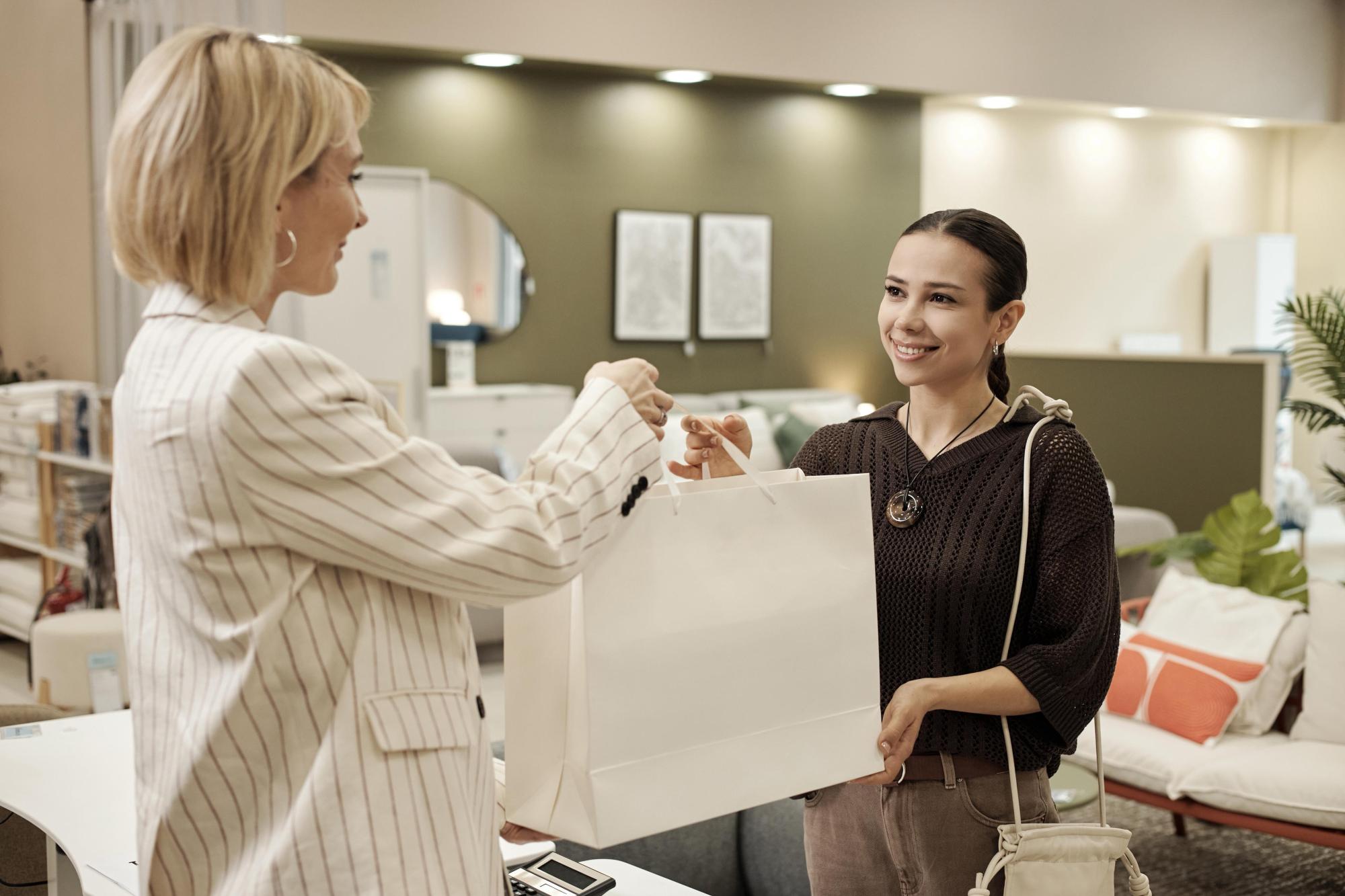 Setores de comércio e serviços no Espírito Santo criam mais de 2.200 empregos formais 