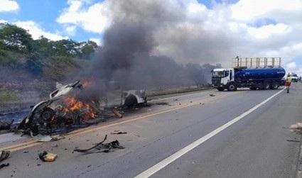 Grave acidente entre dois carros na BR-101 deixa 10 mortos na divisa entre ES e BA