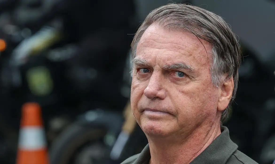 Bolsonaro passa por nova cirurgia após crise de soluço