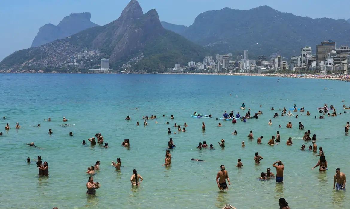 Bombeiros resgatam corpo de piloto do avião que caiu na praia de Copacabana