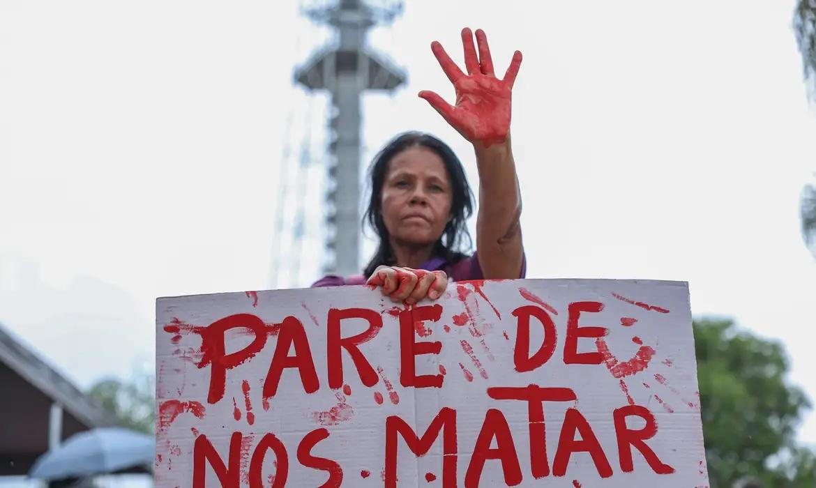 Apesar de medida protetiva, mulher é morta na rua por agressor