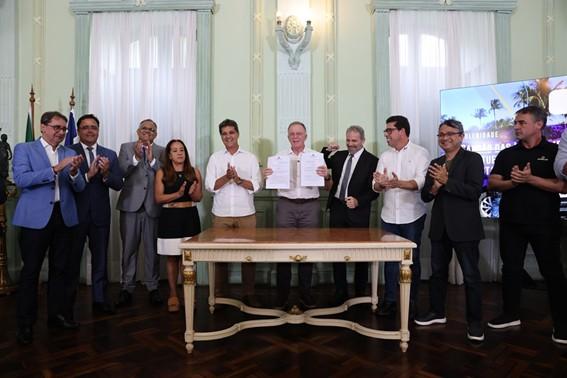 Índice do Espírito Santo avança 3,4% em dezembro, supera a média nacional e lidera no Sudeste, impulsionado pelo aquecimento do varejo e por expectativas mais positivas para 2026  Foto: Divulgação/Envato Embalados pelo aquecimento típico do fim de ano, com as compras de Natal e de Ano Novo e maior circulação de renda, os empresários do Espírito Santo encerraram 2025 mais confiantes e dispostos a investir e contratar. Esse cenário ficou evidente em dezembro, quando o Índice de Confiança do Empresário do Comércio (Icec) avançou de forma consistente e indicou o estado como o destaque do Sudeste. O indicador registrou alta de 3,4% em relação a novembro, passando de 108,6 para 112,3 pontos no estado. Desde junho, o índice permanece acima da zona de satisfação (100 pontos), sendo o terceiro mês consecutivo de crescimento, o que sinaliza confiança sustentada do comércio capixaba.  As análises são do levantamento do Connect Fecomércio-ES (Federação do Comércio de Bens, Serviços e Turismo do Espírito Santo), com informações da Confederação Nacional do Comércio de Bens, Serviços e Turismo (CNC). A variação mensal positiva acompanha a tendência observada no país e no Sudeste, mas com desempenho superior no Espírito Santo. Enquanto o Brasil avançou 1,3% em dezembro, Minas Gerais cresceu 1,8% (101 pontos), São Paulo 2,1% (103,8) e o Rio de Janeiro 2,5% (101,3). Com 112,3 pontos, o estado liderou a região e ficou acima da média nacional, de 105,7 pontos. Segundo André Spalenza, coordenador do Observatório do Comércio do Connect Fecomércio-ES, o resultado reflete um conjunto de fatores sazonais e estruturais. “O mês de dezembro concentra elementos que tradicionalmente impulsionam a confiança do empresário, como o aumento do fluxo de consumidores, as datas comemorativas e as ações promocionais. Esse ambiente favorece decisões menos defensivas e fortalece as expectativas para o curto prazo”, avaliou. Entre os subíndices do Icec, as “Condições atuais” avançaram 3% em dezembro, alcançando 86,2 pontos, sendo que a percepção sobre a economia cresceu 3,5% no mês. “Apesar do avanço pontual em dezembro, a leitura do empresário ainda carrega certa cautela acumulada ao longo do ano, especialmente diante de um cenário de juros elevados”, ponderou Spalenza. Já a avaliação do setor evoluiu 3,2% no mês e cresceu 1,2% na comparação anual, enquanto a percepção sobre a própria empresa atingiu 103,5 pontos, indicando recuperação gradual das condições de operação. As “Expectativas futuras” tiveram o avanço mais expressivo, com alta mensal de 7,3% em dezembro, chegando a 136,7 pontos. Nesse item, a percepção sobre a economia nos próximos meses cresceu 11,9% no mês, e a confiança no setor avançou 6%. “Os empresários passaram a enxergar o início de 2026 com mais otimismo, apoiados na melhora recente da demanda e na expectativa de continuidade do movimento positivo no curto prazo”, destacou Spalenza. A “Intenção de investimentos” se manteve estável em dezembro, com 114,1 pontos, ainda acima da zona de satisfação. O destaque foi a intenção de contratação de funcionários, que cresceu 1,1% no mês e alcançou 142,8 pontos, figurando entre os melhores componentes do índice. “A contratação reflete a necessidade de sustentar o nível de atividade observado no fim do ano, enquanto os investimentos seguem mais seletivos, voltados a ajustes operacionais”, explicou o coordenador. Por tipo de produto comercializado, todos os segmentos permaneceram acima do nível de satisfação. O maior destaque foi o segmento de bens duráveis (eletrônicos, eletrodomésticos, móveis e veículos), que cresceu 6,2% no mês e 1,2% no comparativo interanual, sinalizando retomada gradual do consumo de itens de maior valor agregado. Os bens semiduráveis (roupas, calçados e itens de cama, mesa e banho) e não duráveis (alimentos, bebidas, produtos de higiene e limpeza) também apresentaram resultados positivos, o que indica a manutenção do consumo e a maior demanda por itens essenciais, impulsionadas pela sazonalidade de fim de ano.