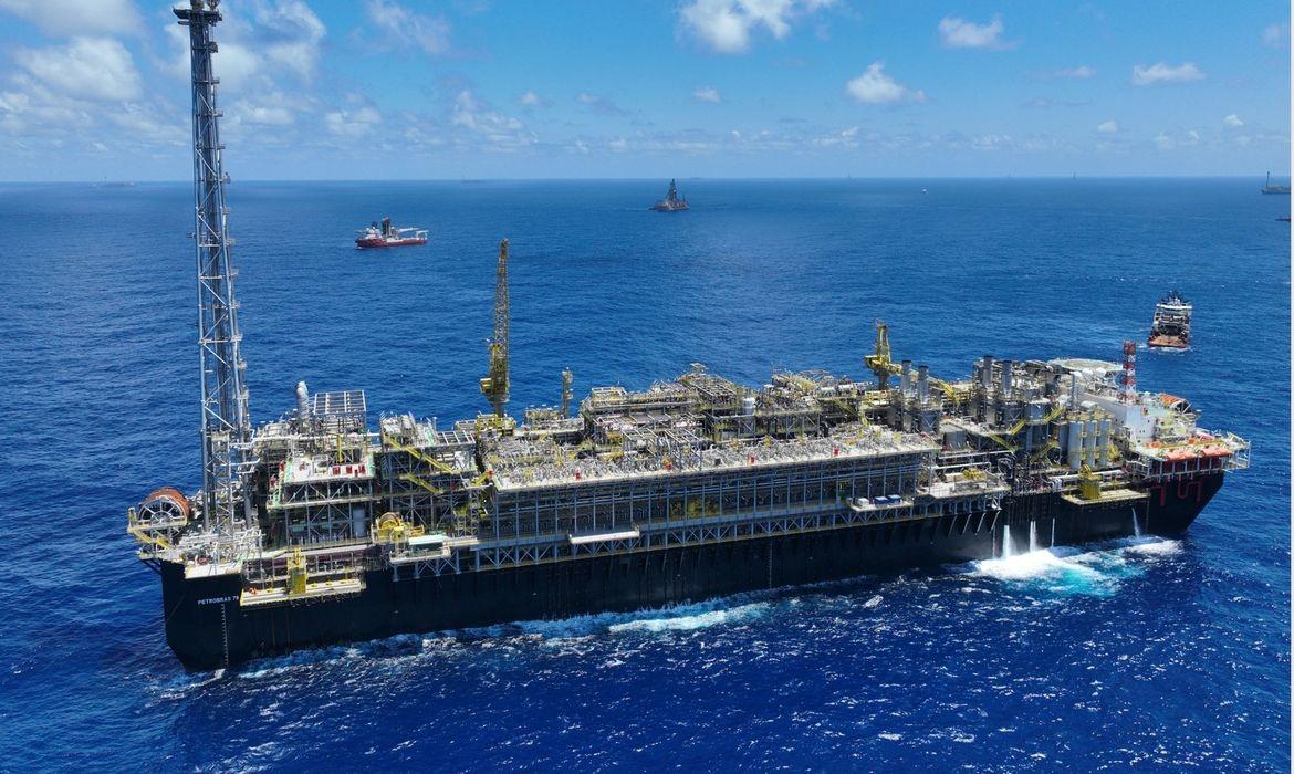 Saldo da balança comercial tem recorde em dezembro, mas encolhe em 2025