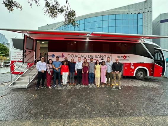 Novo ônibus do Hemoes com cadeiras automáticas tem capacidade para atender 120 doadores por dia