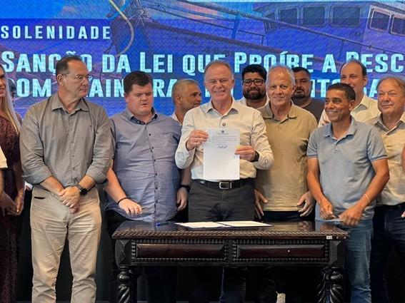 Casagrande sanciona lei que protege a pesca artesanal e organiza a atividade pesqueira no ES