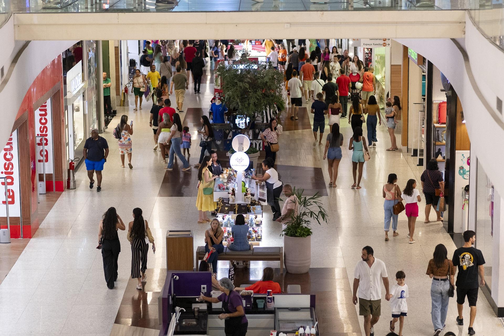Campanha arrecada materiais escolares e livros literários em mais de 40 shoppings de todo o país para doação na volta às aulas