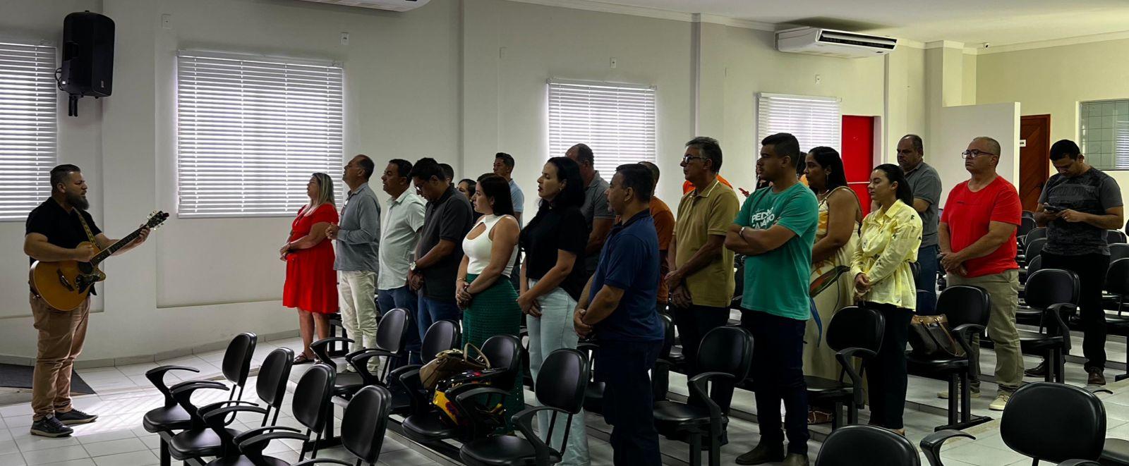 Prefeito Kleilson Rezende participa de culto de ação de graças com pastores em Pedro Canário, ES