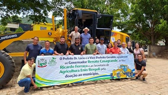 Governo do Espírito Santo entrega máquina para reforçar infraestrutura rural em Mantenópolis