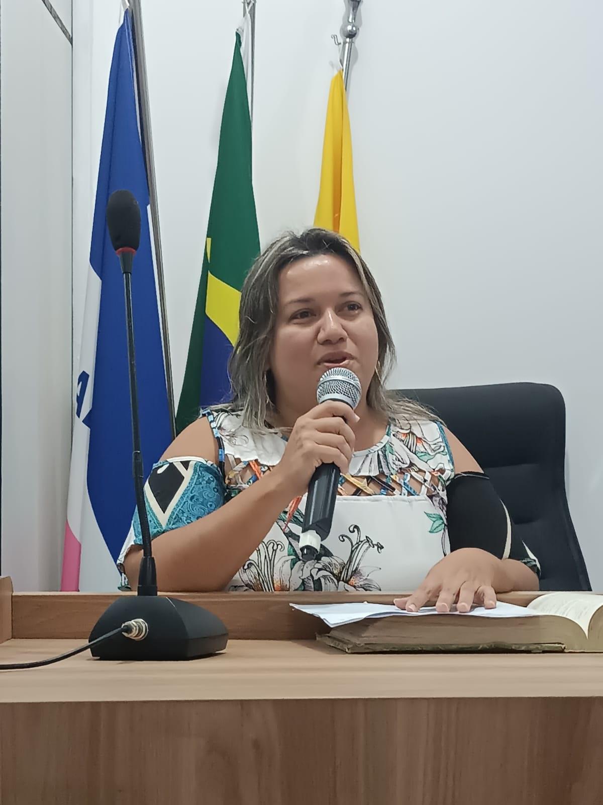 Vereadora Camila leva ao prefeito Erivan Tavares reivindicações por melhorias na iluminação pública do Bairro Areal, em Conceição da Barra, ES