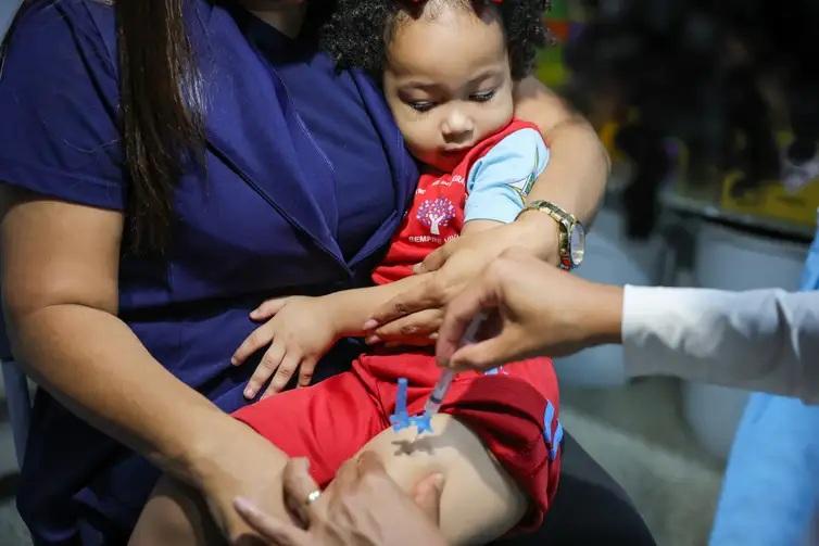 Após cinco anos de vacinação, covid recua, mas ainda preocupa