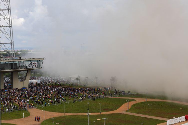 Tradicional hotel de luxo é implodido no centro de Brasília
