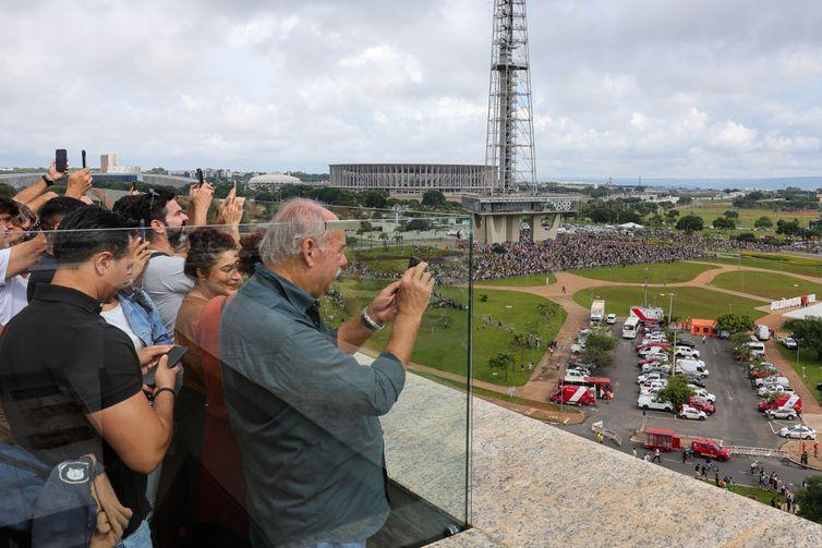 Tradicional hotel de luxo é implodido no centro de Brasília