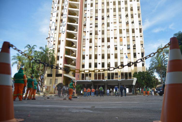Tradicional hotel de luxo é implodido no centro de Brasília