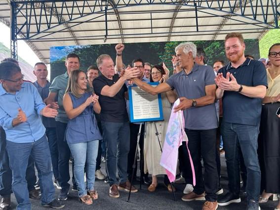 Governo do Espírito Santo autoriza edital para pavimentação da ES-379 e faz entregas em Muniz Freire