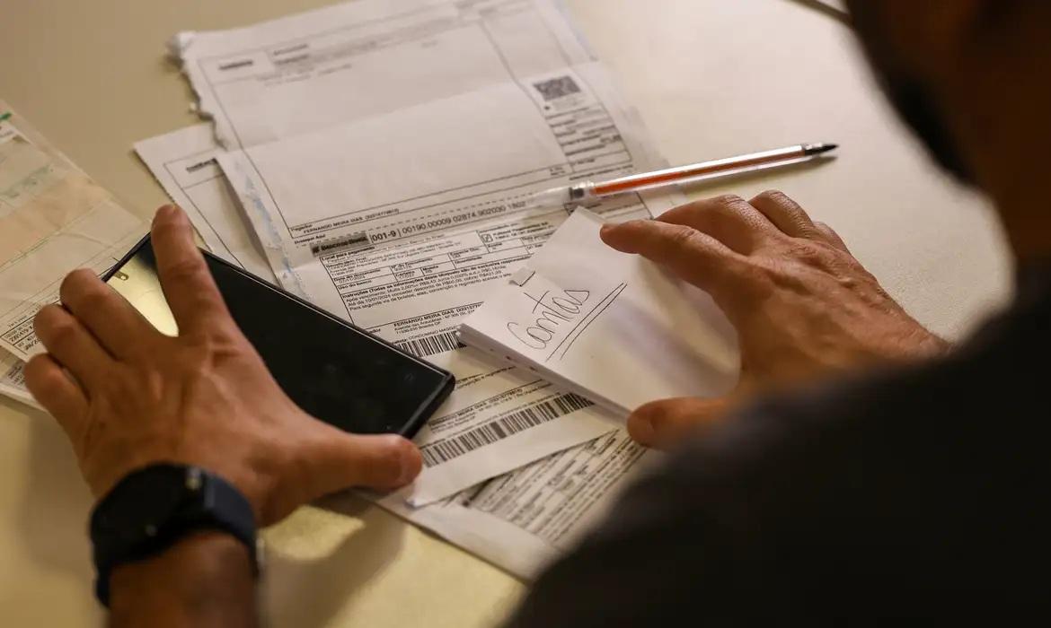 Salário mínimo de R$ 1.621 começa a ser pago nesta segunda-feira (2)