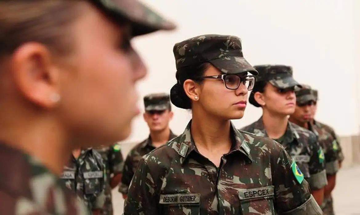 Exército inicia no Rio incorporação da 1ª turma de mulheres recrutas Exército inicia no Rio incorporação da 1ª turma de mulheres recrutas