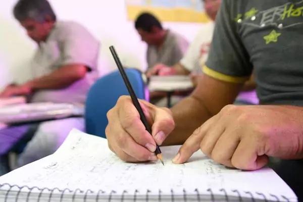 Secretaria de Educação abre matrículas para a Educação de Jovens e Adultos, em Conceição da Barra, ES