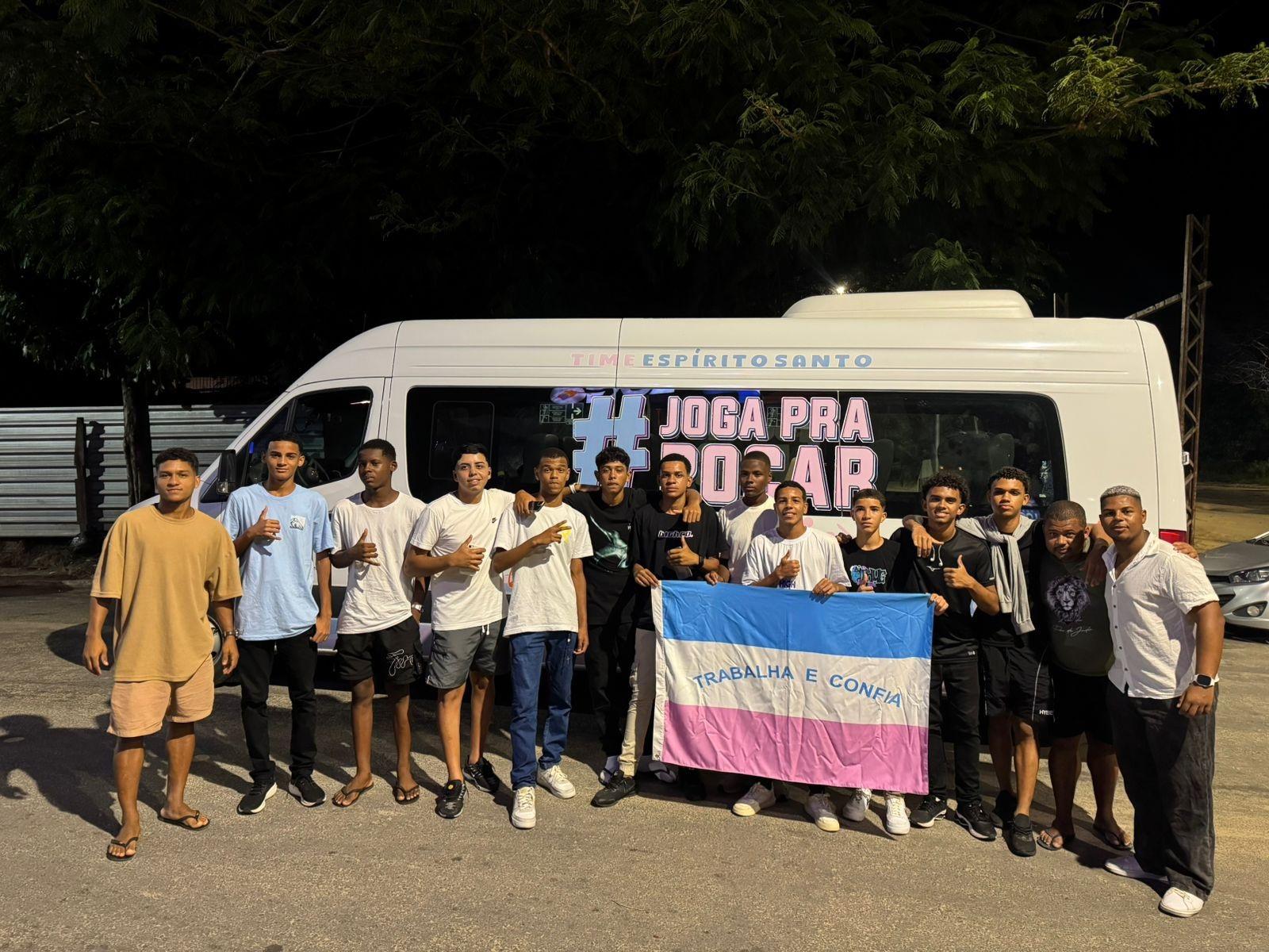 Jovens talentos de Conceição da Barra, no ES, participam de testes no América Futebol Clube, no Rio