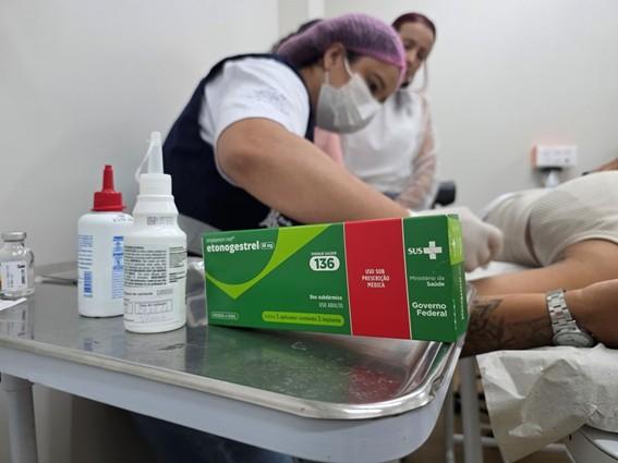 Usuárias do SUS no Espírito Santo começam a receber o implante contraceptivo Implanon