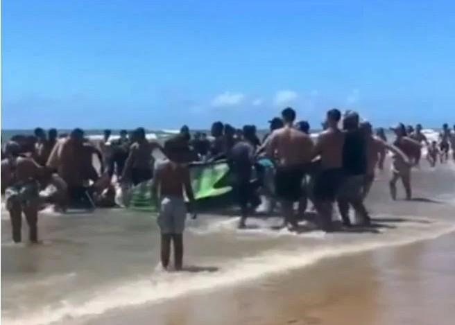 Piloto de paramotor é salvo após queda no mar em Guriri, no Norte do ES