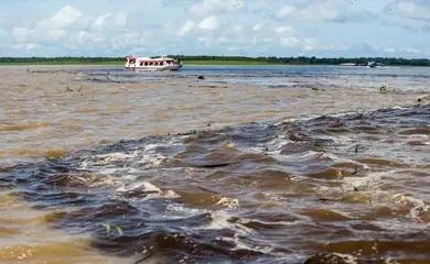 Helicóptero e sonares reforçam buscas por vítimas de naufrágio, em Manaus