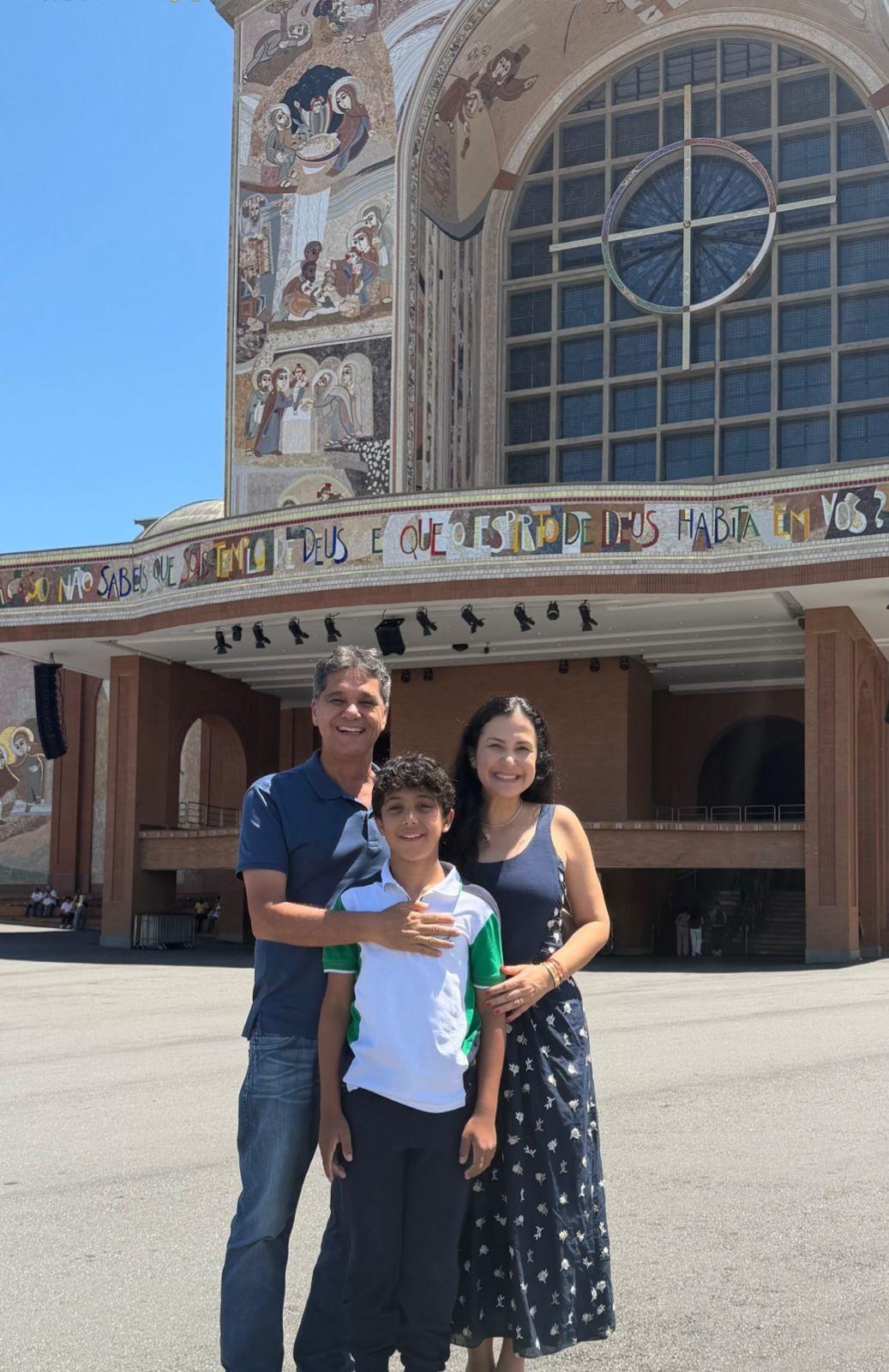 Ricardo Ferraço visita Basílica de Nossa Senhora Aparecida com a família durante o Carnaval